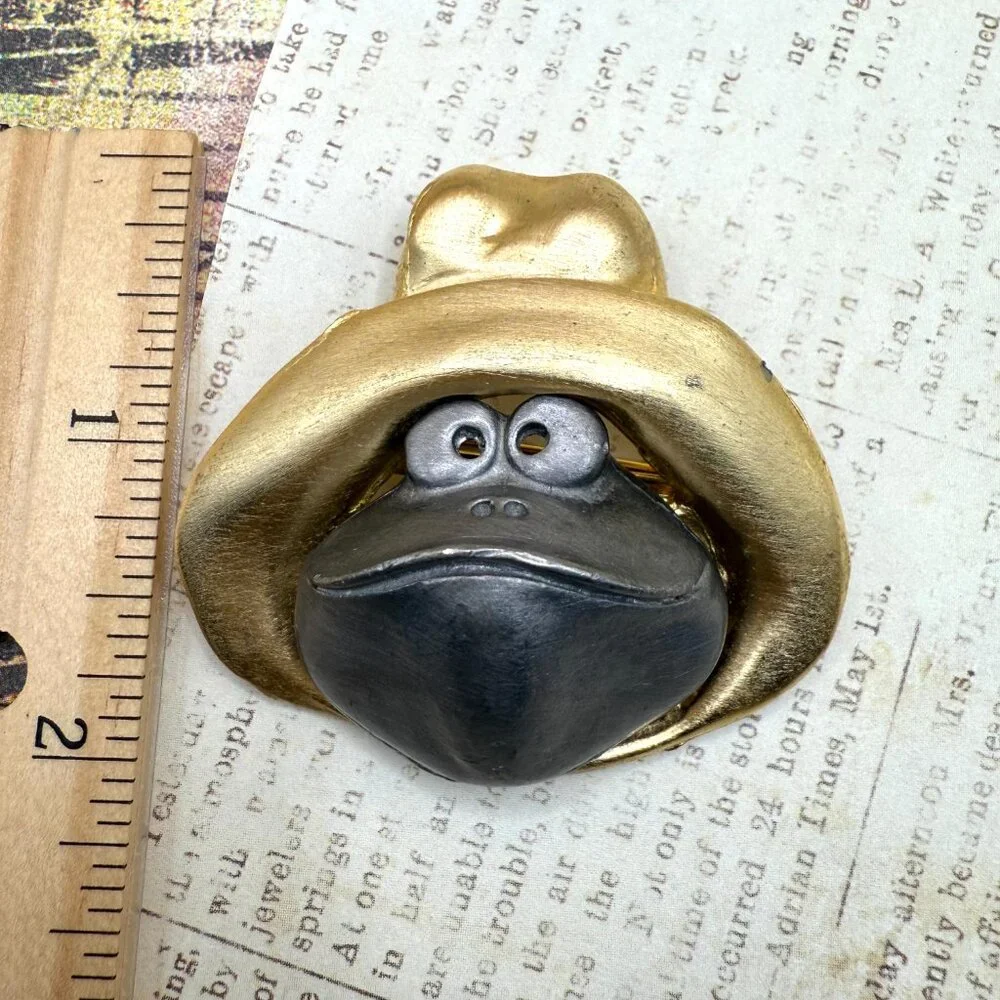 Vintage Frog Toad in Hat Figural Gold Silver Pewter Brooch Pin Bold Large Metal - Picture 6 of 11